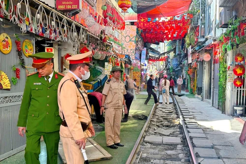 Xử lý vi phạm hành lang đường sắt khu vực đường tàu Khâm Thiên - Lê Duẩn