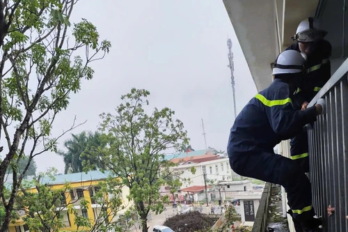 Kịp thời cứu hộ một học sinh bị mắc kẹt ngoài lan can tòa nhà 3 tầng