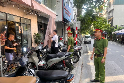 Tuyên truyền, nhắc nhở người dân không lấn chiếm lòng đường, vỉa hè