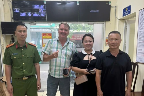 Chiến sỹ Công an phường Vĩnh Tuy mang đến niềm vui bất ngờ cho vị khách quốc tế 