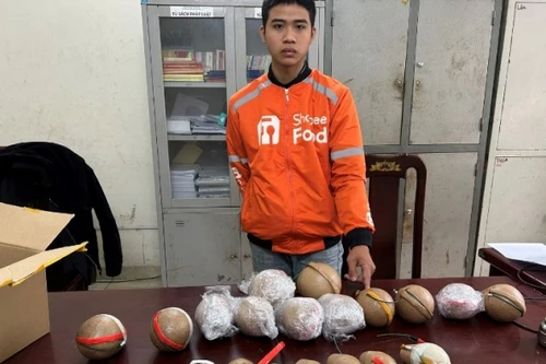 Lên mạng đặt mua pháo nổ mang về quê "chơi" Tết