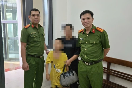 Công an phường Vĩnh Tuy giúp bé trai đi lạc về nhà an toàn