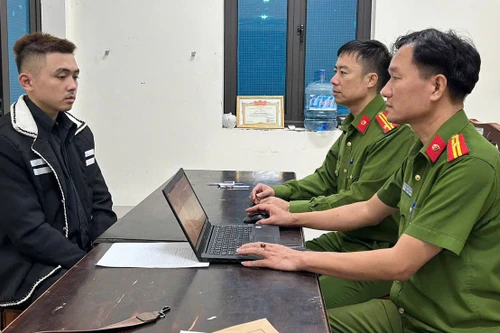 Bắt 2 đối tượng dùng hung khí khống chế chủ nhà lúc rạng sáng