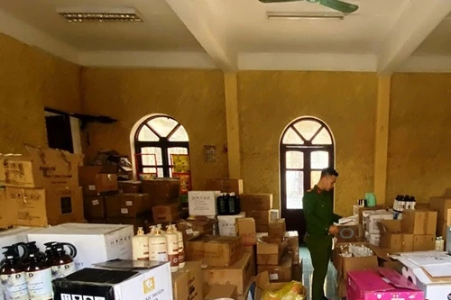 Đột kích kho hàng 'khủng' thu giữ số lượng lớn mỹ phẩm trôi nổi