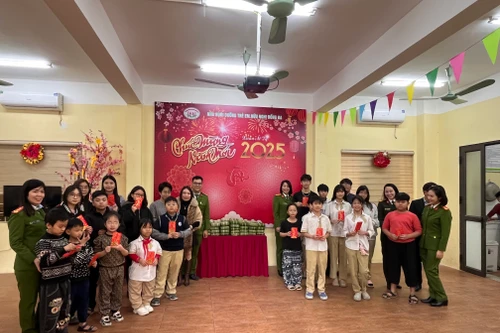 Công an quận Đống Đa sẻ chia yêu thương với trẻ em thiệt thòi 