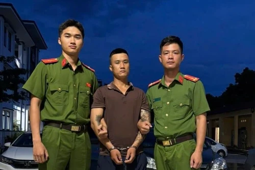 Nam thanh niên cướp giật điện thoại của bé trai