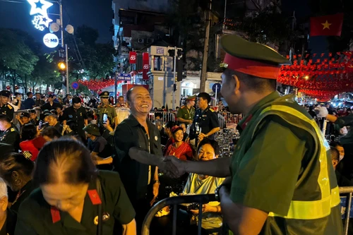 Công an phường Ô Chợ Dừa mang cơm và nước uống tặng cựu chiến binh đợi xem Tổng duyệt A80