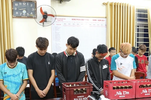 Triệu tập 2 nhóm thanh, thiếu niên vác hung khí gây "náo loạn" đường phố