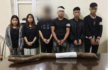 Hai cô gái trẻ tham gia nhóm đối tượng gây rối trật tự công cộng 