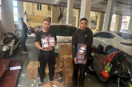 'Ôm' hàng tạ pháo từ biên giới Việt - Lào mang về nội địa tiêu thụ