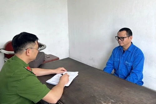 Đặt mua 'sổ đỏ' giả qua mạng để lừa đảo chiếm đoạt tiền