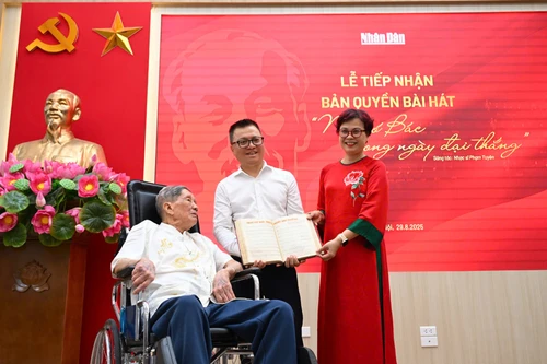 Nhạc sỹ Phạm Tuyên trao tặng bài hát "Như có Bác trong ngày đại thắng" cho Báo Nhân dân