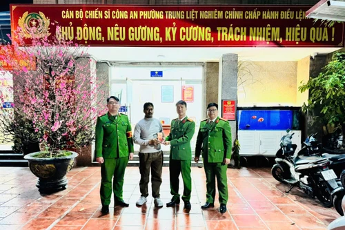 Hỗ trợ người đàn ông ngoại quốc tìm điện thoại để quên trên xe taxi