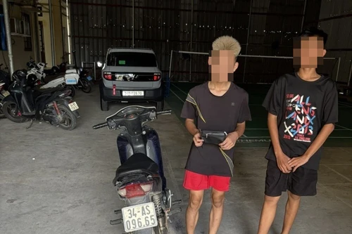 Hai gã trai chặn đường, cướp giật tài sản của người phụ nữ đi chợ lúc rạng sáng