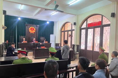 Xét xử điểm vụ án buôn bán hàng cấm là pháo nổ ở huyện Thạch Thất