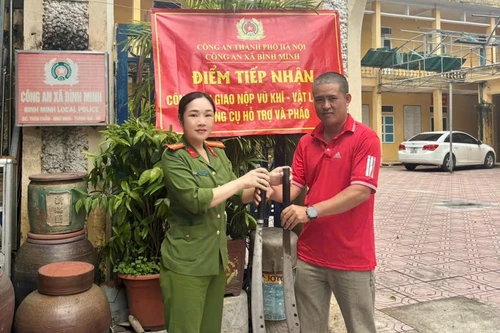 Vận động nhân dân giao nộp vũ khí, vật liệu nổ, công cụ hỗ trợ 