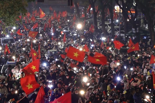 Công an Hà Nội đảm bảo an ninh trật tự cho người dân ăn mừng chiến thắng của đội tuyển Việt Nam