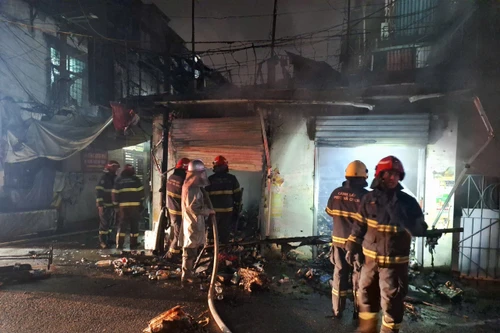 Cửa hàng tạp hóa bất ngờ bốc cháy trong đêm