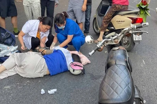 Bác sỹ Bệnh viện Công an Hà Nội kịp thời cấp cứu một nữ sinh gặp nạn trên đường