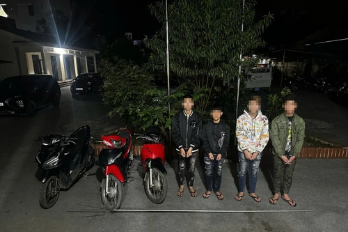 Nhóm 'choai choai' dùng gậy tuýp sắt gắn đinh ba cướp xe máy