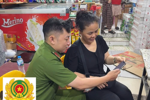 'Đi từng ngõ, gõ từng nhà' hướng dẫn người dân góp ý sửa đổi Hiến pháp 