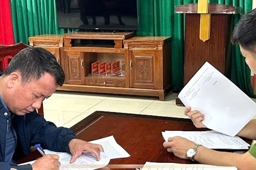 Khởi tố cán bộ xã nhận hối lộ để làm 'sổ đỏ' trái quy định