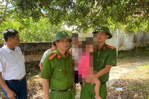 Giải cứu bé gái 4 tuổi bị treo trên trần nhà