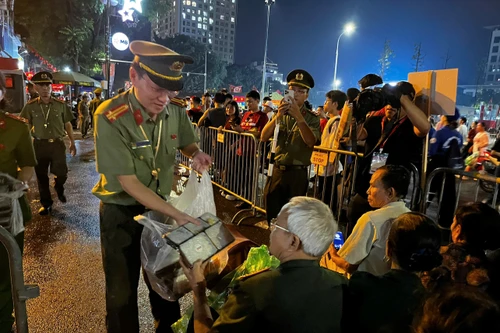 Những hình ảnh đẹp của Công an Thủ đô xuyên đêm vì nhân dân phục vụ