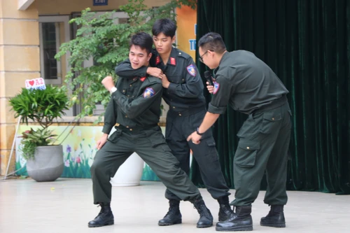 Hướng dẫn 1.800 học sinh THPT Nhân Chính kỹ năng phòng ngừa bạo lực học đường