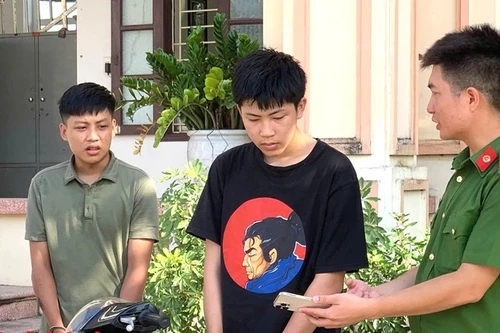 Hai thanh niên dàn cảnh hỏi mua điện thoại rồi cướp giật