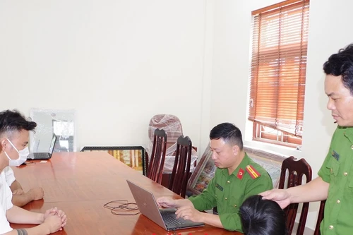 Điều tra nhóm thanh niên dàn 'cảnh nóng' trên chiếc xe ô tô màu đỏ