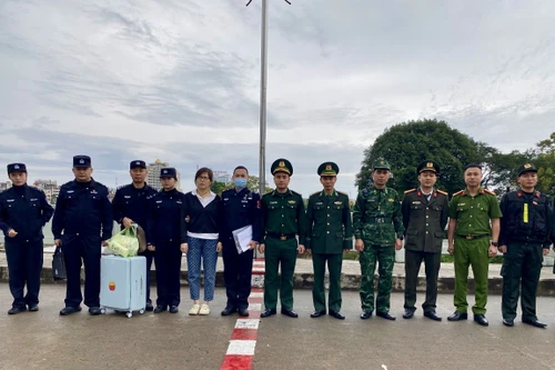 Trục xuất người phụ nữ bị truy nã về tội lừa đảo chiếm đoạt tài sản