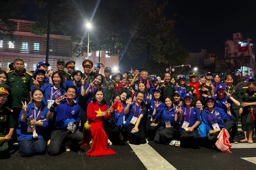 Hình ảnh xúc động cựu chiến binh cùng thanh niên hát vang những bài ca về Bác Hồ, Tổ quốc