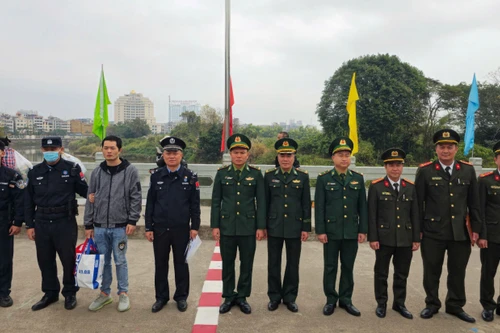 Bàn giao đối tượng người nước ngoài xuất nhập cảnh trái phép