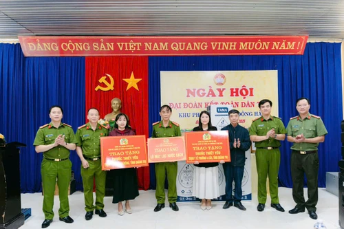 Công an phường Ô Chợ Dừa trao tặng thuốc, lan tỏa yêu thương về miền Trung 