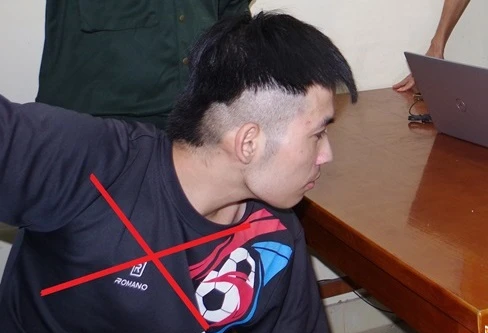 Kẻ "nghiện game" đâm bạn trọng thương rồi dùng dao cố thủ