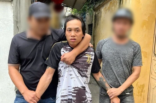 Đang đi bộ dọc bờ hồ Tam Bạc, người phụ nữ bị cướp giật iPhone