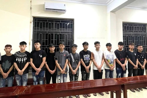 Khởi tố 18 đối tượng mang hung khí đi gây rối 