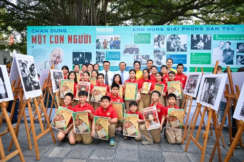 Khai mạc triển lãm ảnh "Rạng rỡ tên Người"