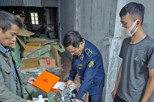 Phát hiện hơn 1.600 sản phẩm túi xách nghi giả mạo các thương hiệu lớn