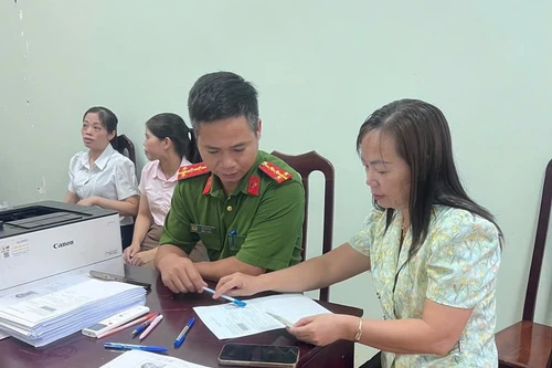 Công an xã Tây Phương cơ bản hoàn thành cấp đổi thẻ đảng viên