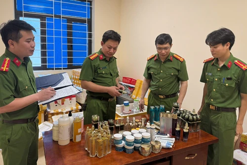 Khởi tố người phụ nữ sản xuất, buôn bán mỹ phẩm giả