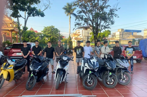 Khởi tố 10 thanh niên mang hung khí đi 'hỗn chiến'