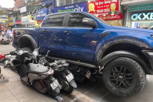 Clip: Lực lượng chức năng khẩn trương điều tra vụ tai nạn giữa ô tô bán tải và nhiều xe máy tại phố Khâm Thiên