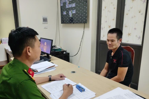 Nhóm nhân viên công ty tổ chức đánh bạc trong thùng container