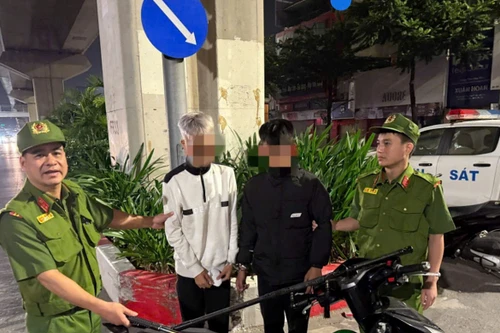 Cảnh sát phản ứng nhanh khống chế hai đối tượng mang hung khí hành hung người đi đường