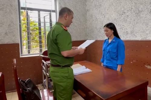 Ngụy trang 4 kg vàng, vận chuyển trái phép qua biên giới