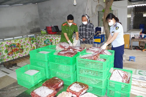 Phát hiện 1.260 kg gan gà, lòng lợn bốc mùi ôi thiu 