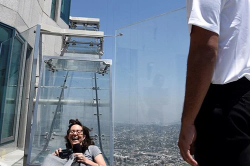 Ống trượt trong suốt ở độ cao 300m