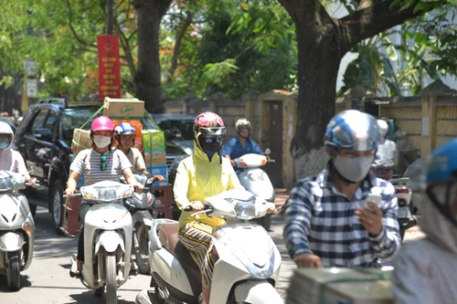 Hà Nội ngột ngạt vì nắng nóng 38-39 độ C